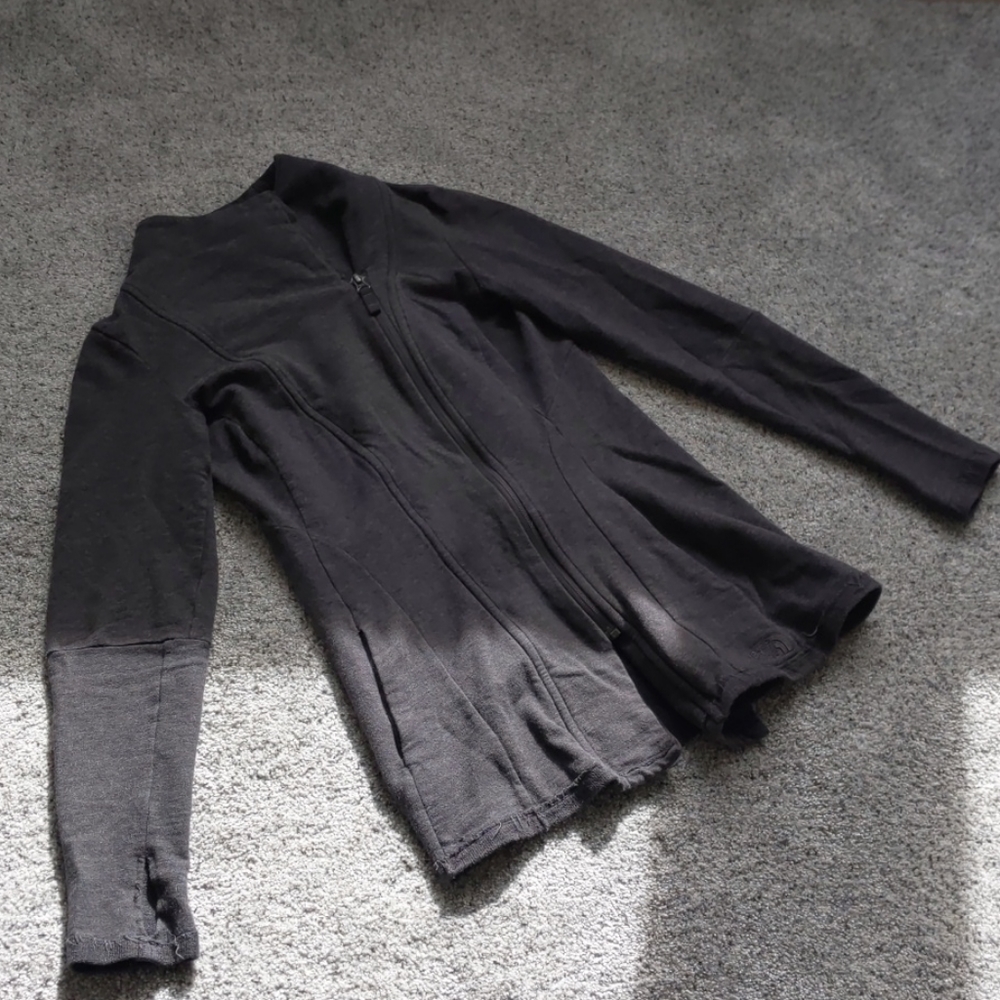 Slim fitting jacket.